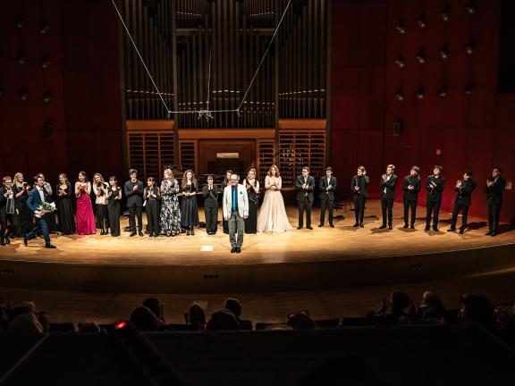 Die Schubertklasse beim Schlussapplaus auf dem Konzertsaalpodium