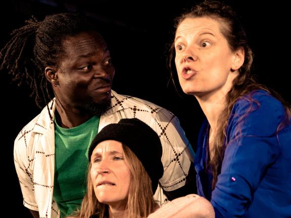 Die zwei Darstellerinnen und der Darsteller sprechen miteinander