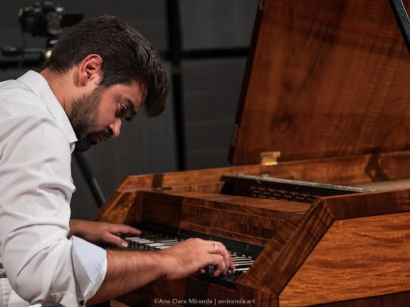 Pedro Sperandio musiziert an einem Hammerflügel.