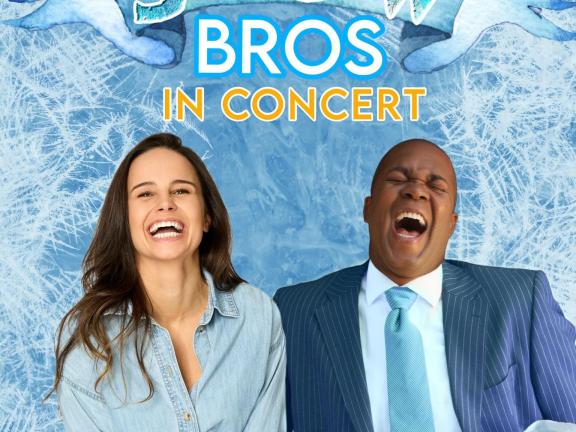 Kim Fölmli und David Whitley lachend zwischen Eiswürfeln und zerkratzter Eisfläche 