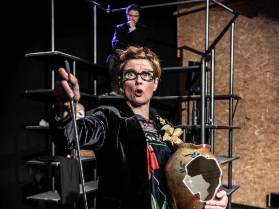 Frau mit zerbrochnem Krug vor Treppe