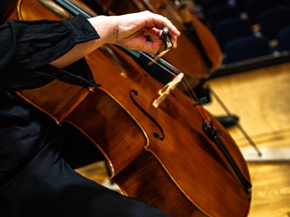 Ausschnitt von zwei Violoncello-Spieler*innen.