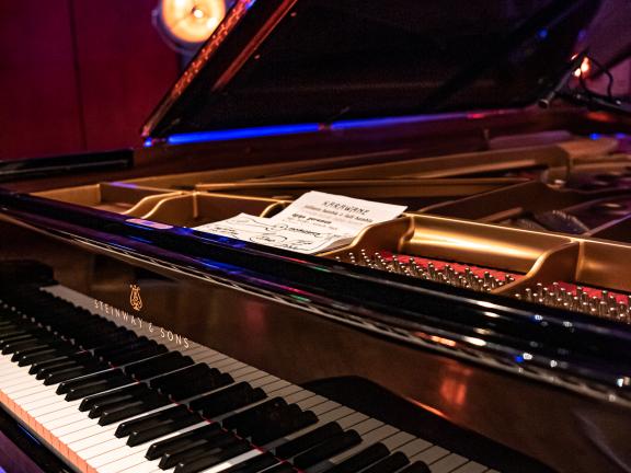 Tastatur von Klavier ist zu sehen.