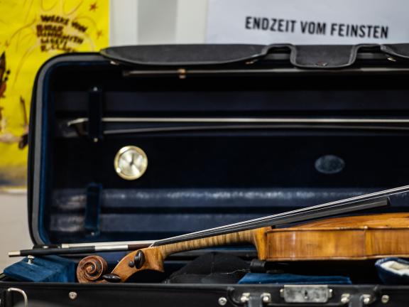Ausschnitt einer Violine, die in ihrem Instrumentenkoffer liegt.