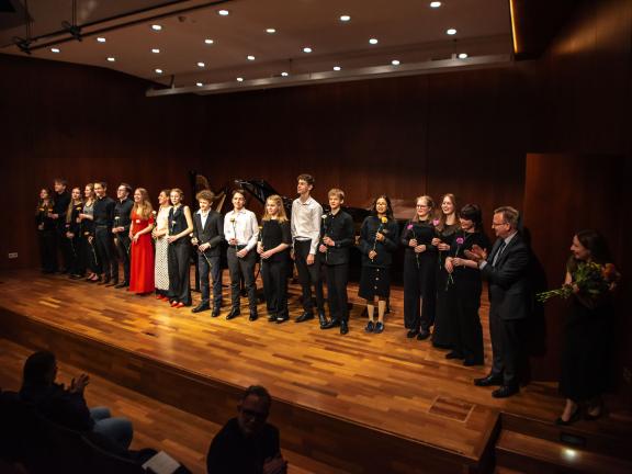 Schülerinnen und Schüler beim Schlussapplaus des Weibtblickkonzertes im Kammermusiksaal.