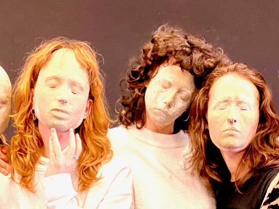 5 Studierende mit Figurentheater-Masken im Gesicht.