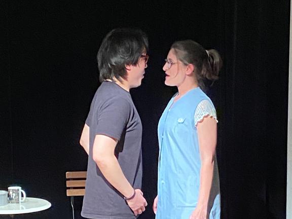 Mann und Frau stehen sich gegenüber und singen sich an