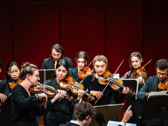 Die Streichergruppe aus dem Barockorchester "Accademia degli Affetti" auf dem Konzertsaalpodium.
