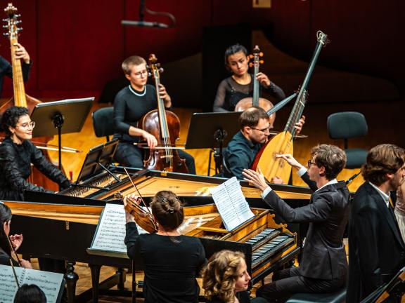 Die Continuogruppe des Barockochesters "Accademia degli Affetti" auf dem Konzertsaalpodium.