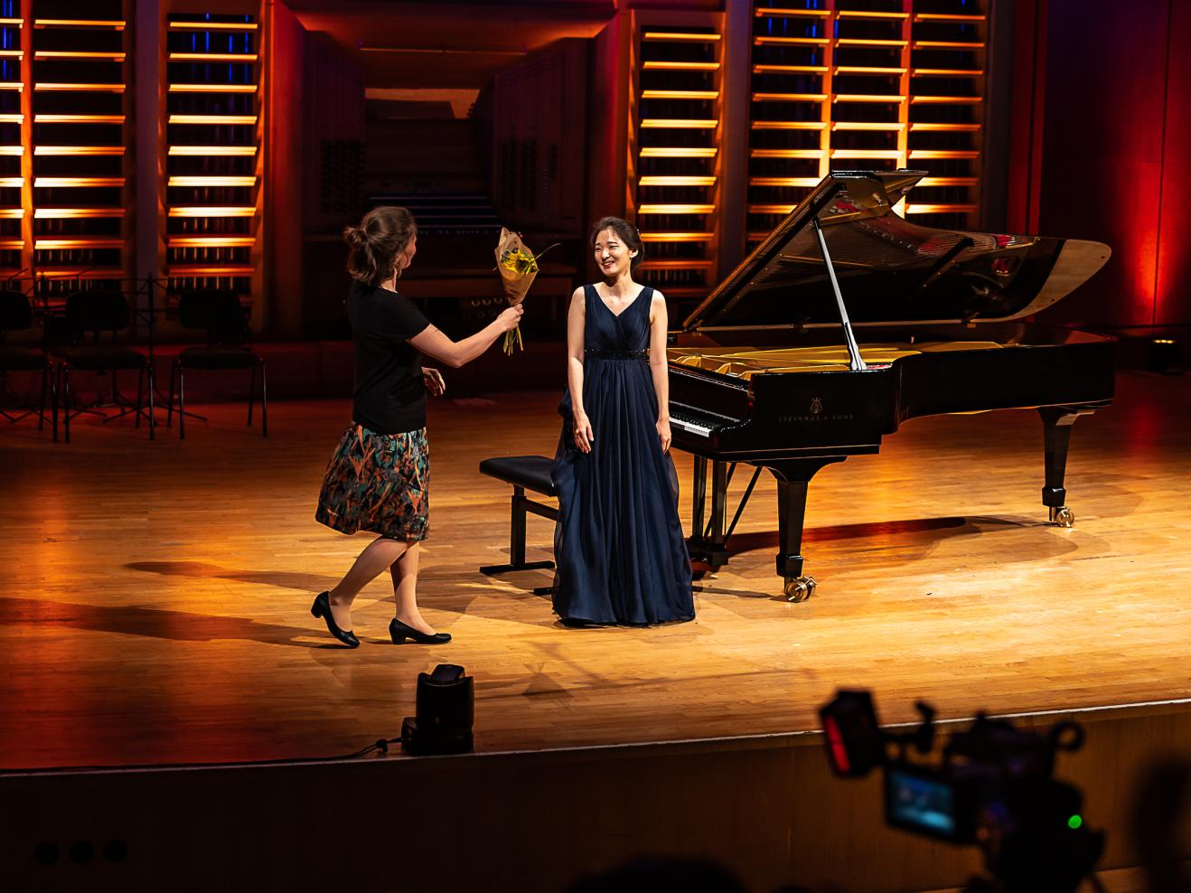 Antonia Emde überreicht Blumen an die Pianistin 