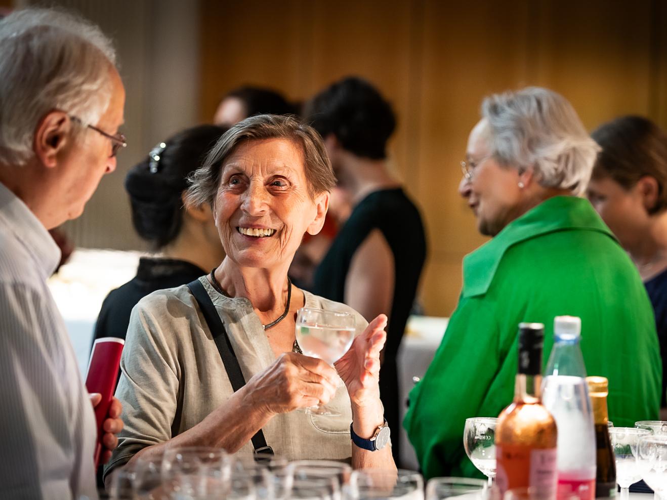Harald Gall mit einer Besucherin beim Empfang im Anschluss des Jubiläumskonzertes 70 Jahre Gesellschaft der Freunde