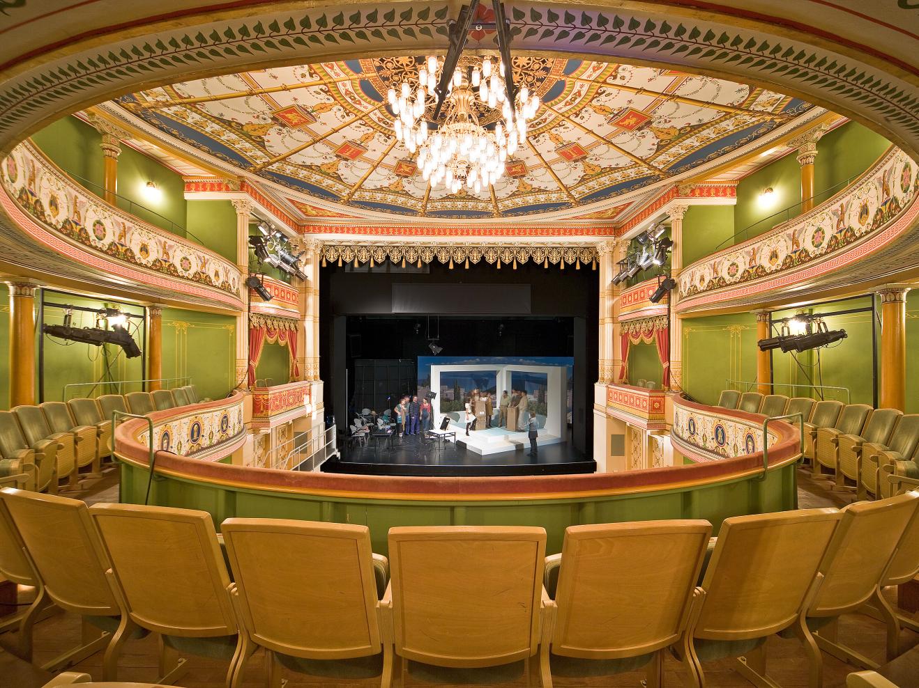 Blick vom Rang auf die Bühne des Wilhelm Theaters