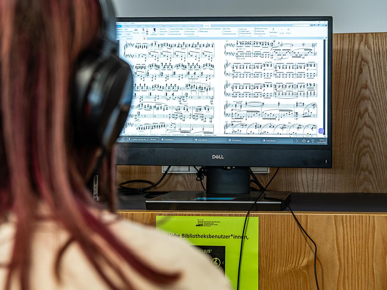 Das Bild zeigt einen Computerbildschirm, auf dem Noten digital bearbeitet werden.