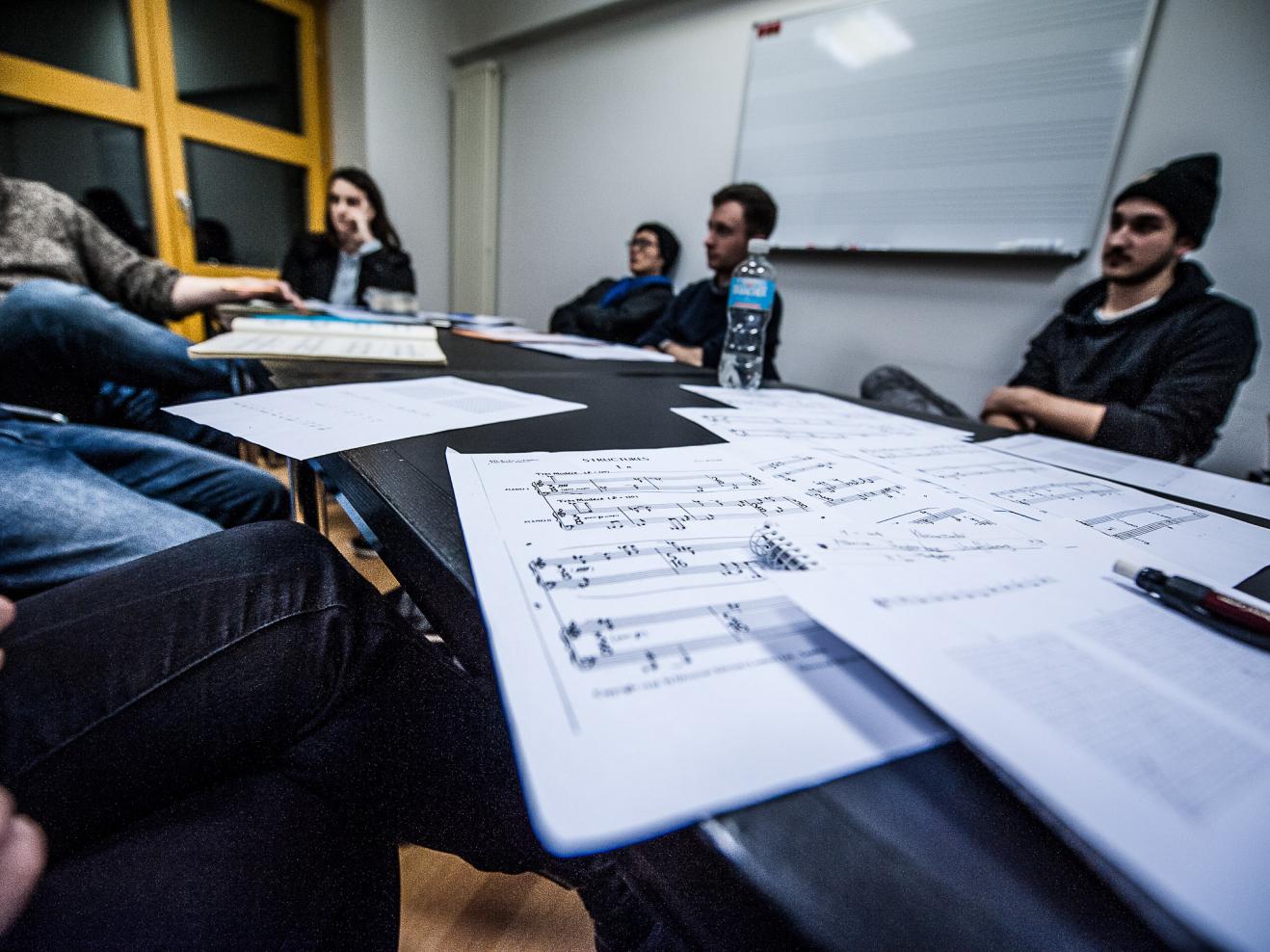 Studierende im Unterricht Musiktheorie.
