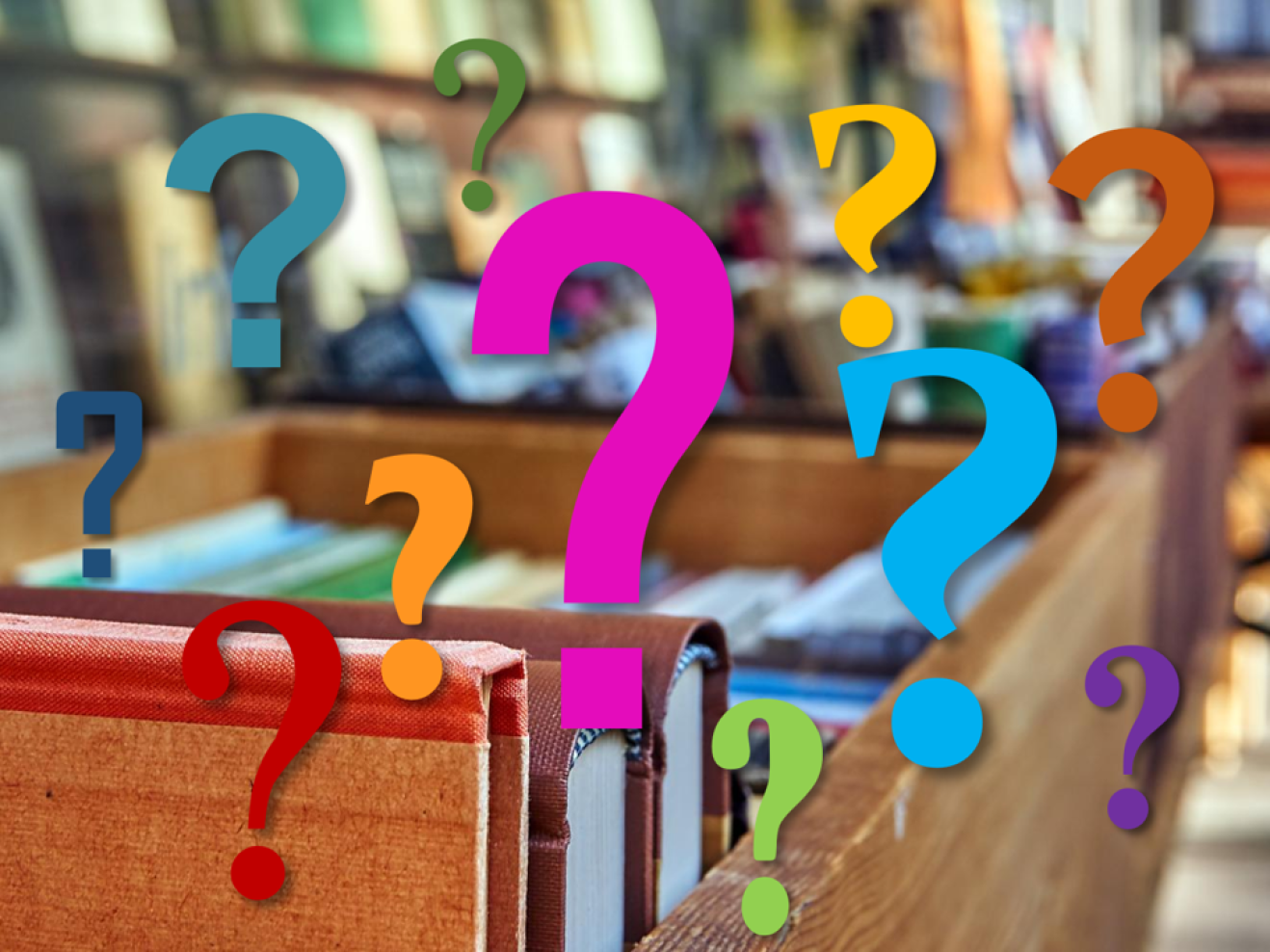 Das Bild zeigt bunte Fragezeichen vor bunten Büchern in Holzkisten