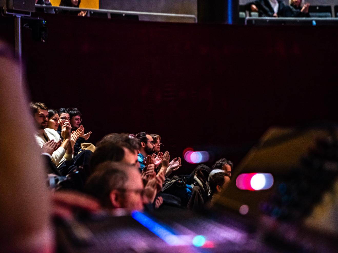 Blick von der Seite im dunklen Konzertsaal ins Publikum der Eröffnung und der Keynote.