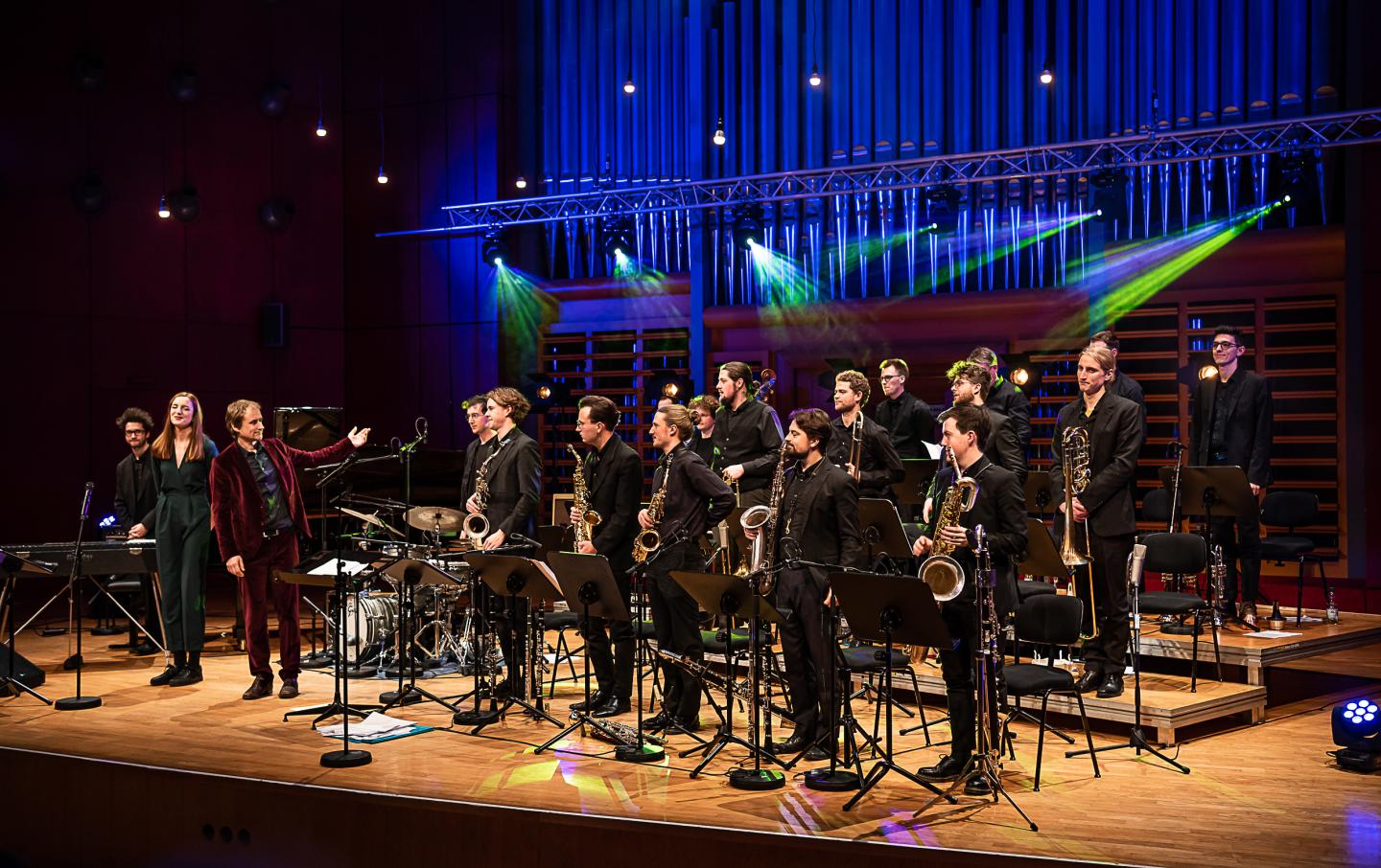 Die Big Band stehend, nach dem Big Monday Night-Konzert. 