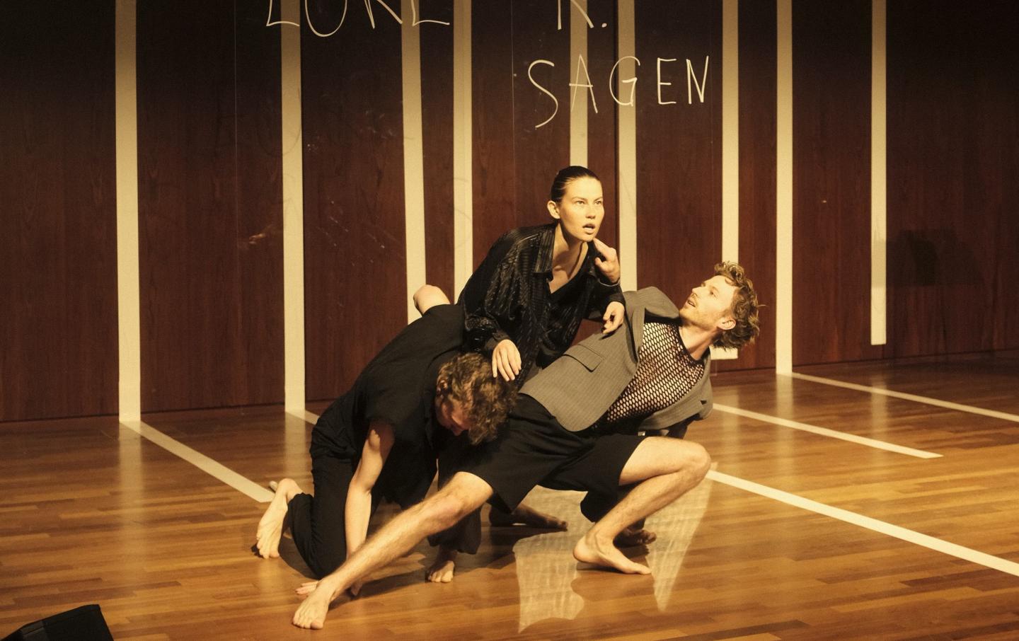 Drei Darstellende auf einer Bühne