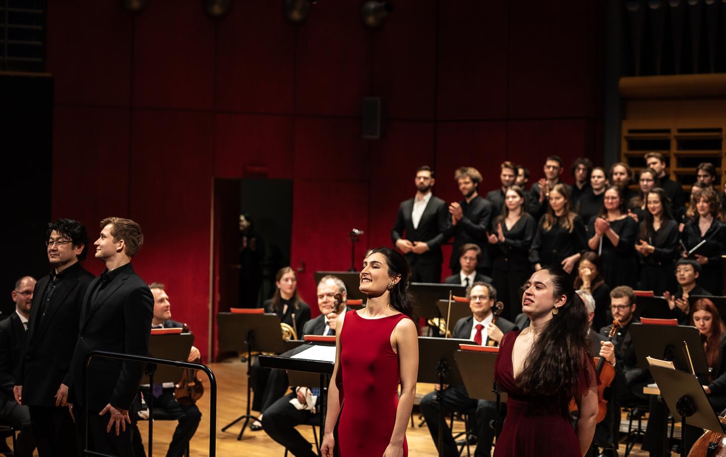 SChluss mit den Vokalsolistinnen, dem ORchester und dem Chor auf dem Konzertsaalpodium.